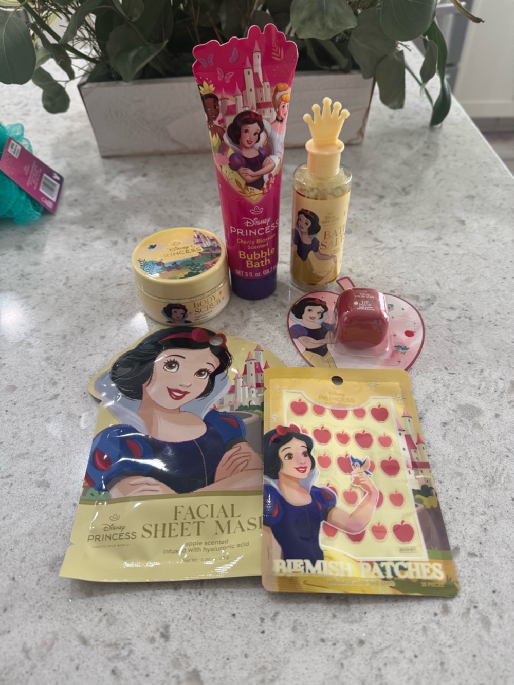 Disney Princess Snow White Spa Bundle Bath & Skincare Set Giftable NEW